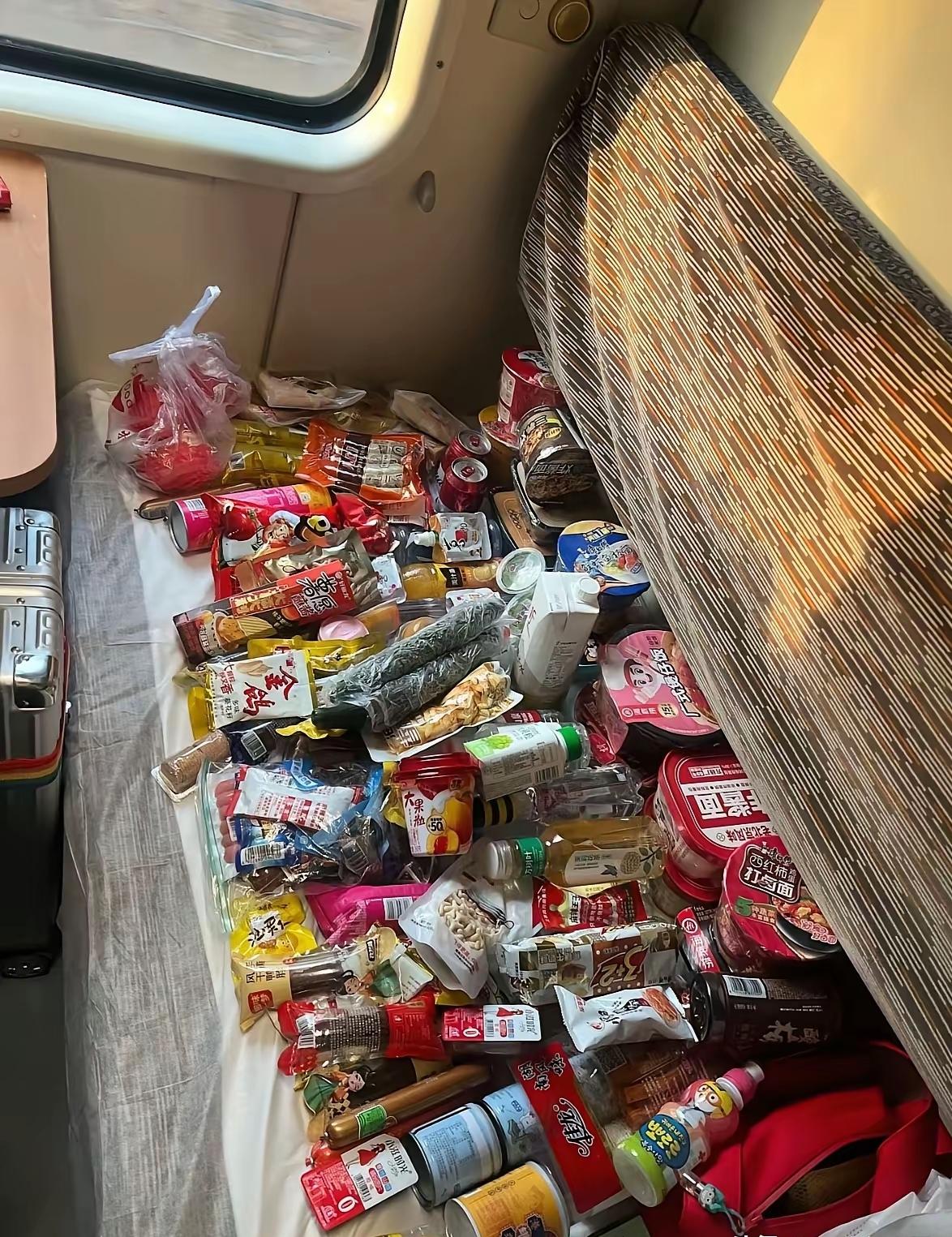 和同事买了一趟绿皮车车票，要三天三夜到站，带这些干粮够不？[捂脸哭][捂脸哭]