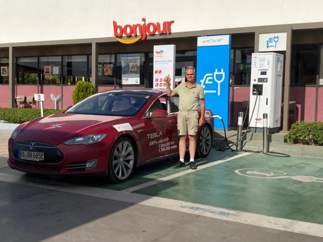 全球里程最长的特斯拉，现在跑到270万公里了。这台是2014款的ModelS