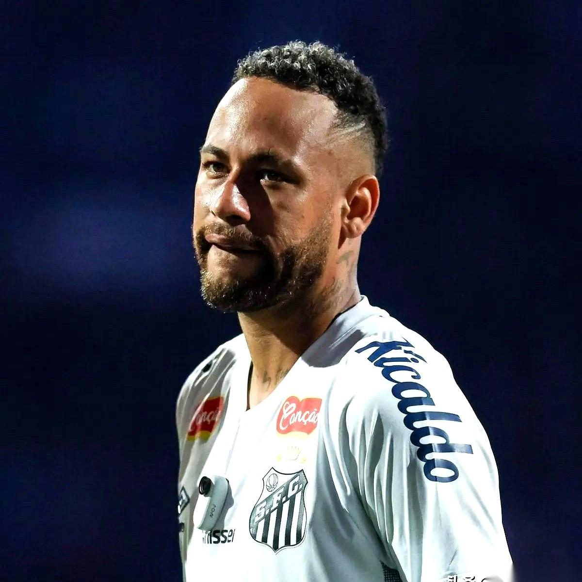 内马尔把镜头怼到自己脸上，眼眶有点红。他开口第一句就是：“我只是个普通人。”