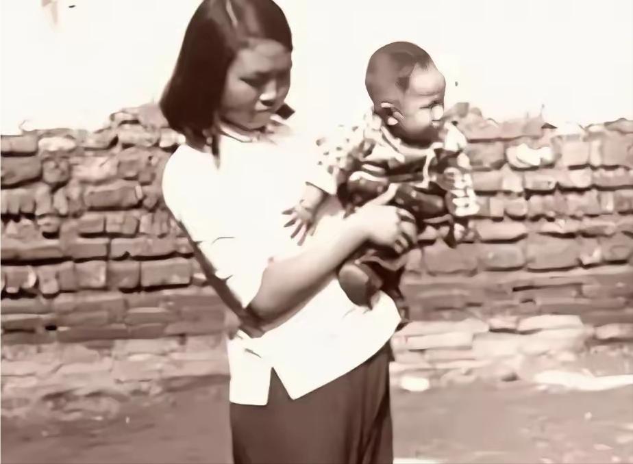 1942年春，一位女情报员抱着两岁的儿子去送信，半路却被特务抓住。突然，女情报员