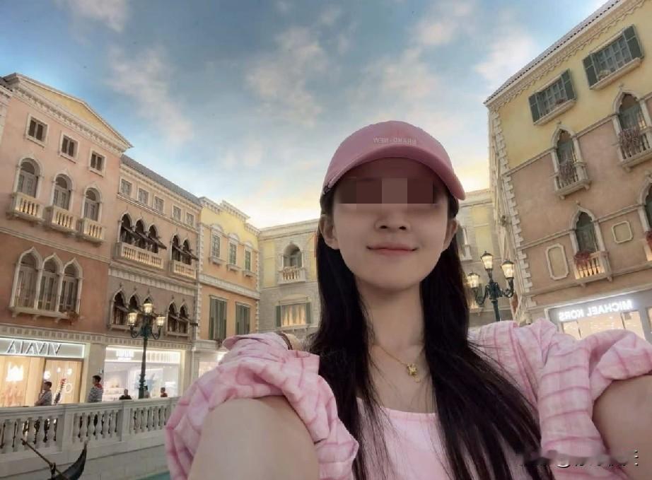 谁也想不到那么露骨的聊天记录，毫无羞耻感的出轨背叛，竟然和这个长相文静的女士联系
