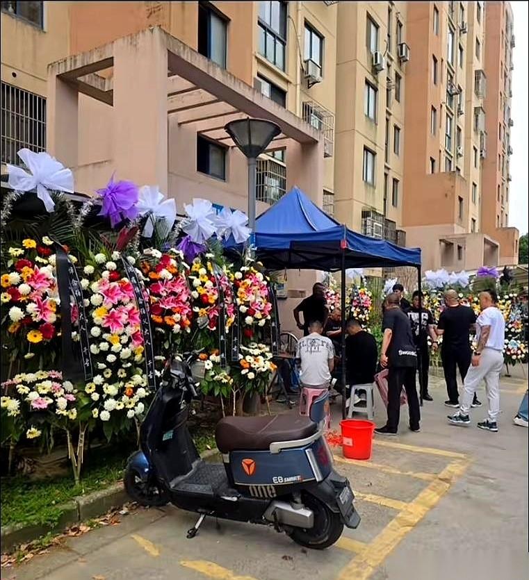 无锡光哥他爸走了。消息砸过来，很多人第一反应，是去翻手机里半年前那场80大寿的