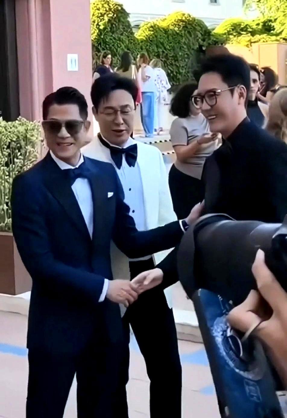 十年前冯绍峰红遍全国时，张颂文还在跑龙套递简历。今年威尼斯电影节红毯上，俩