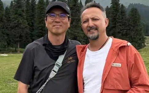 汤唯访友，素颜皮肤好粗糙，金泰勇胡子都白了，夫妻年龄差好明显！