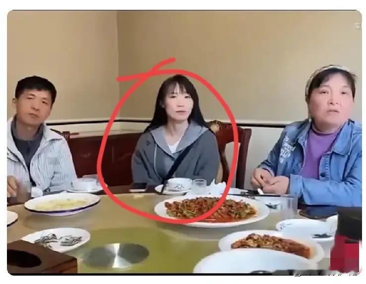 自己都是二手商品还想要新的价格!一家人坐在饭桌上谈彩礼,女方妈妈张口58万,一