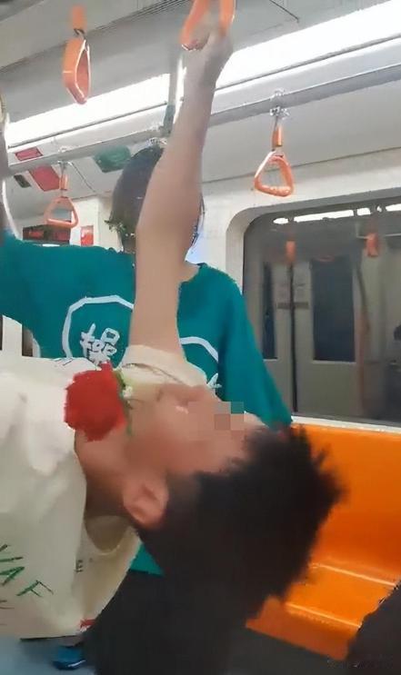 “把中国人的脸都丢尽了！”2023年，上海地铁，一个小姑娘，大大咧咧地穿着印着脏