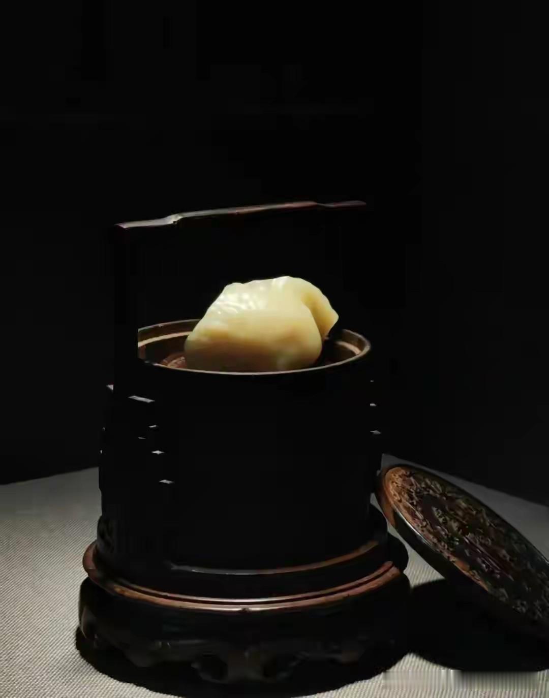 要说今年石圈最炸裂的事，那必须是石家庄石展上那块“饺子”卖出了268万的天价。