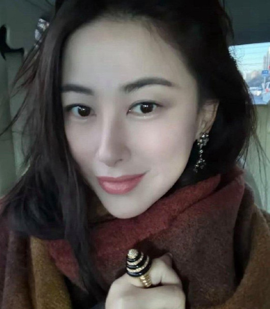 朱珠的手太粗糙了，钱都花在脸上了，殊不知手是女人的第二张脸​​​
