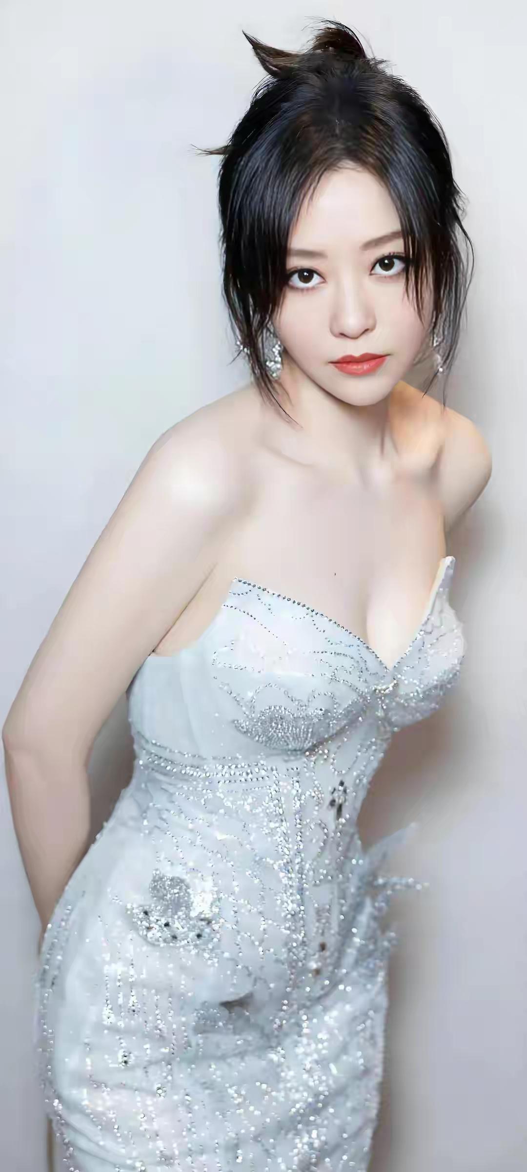 张靓颖:超女里面最漂亮的一个，没异议吧？张靓颖