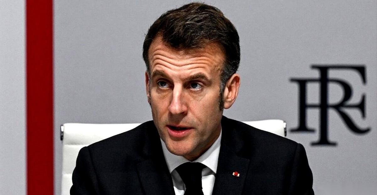 伊朗那边，一所小学刚被炸平，一百多个孩子没了。法国总统马克龙走上台，对着全世界的