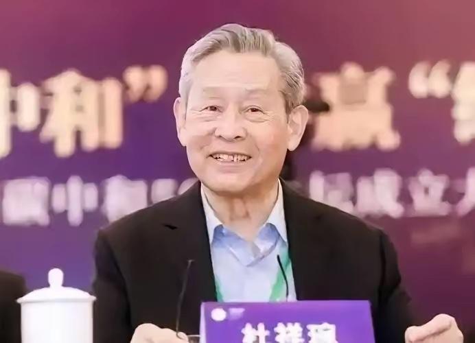 以后扔垃圾再也不会有负疚感了！刷到央视新闻，深圳埋了110米高的垃圾挖出来烧了，