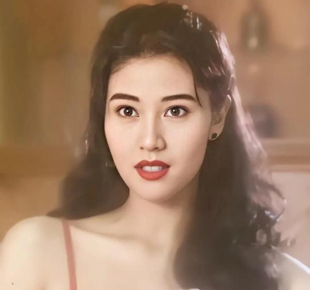 李嘉欣14岁已是“人间尤物”，被富豪看中花1亿娶回家，今54岁风韵犹存