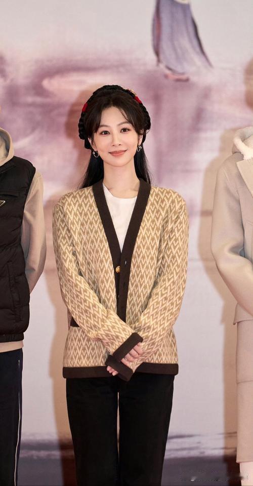总感觉，演员杨紫的服装造型师需要换换了。所有女演员中，杨紫穿的服装（主要是公共