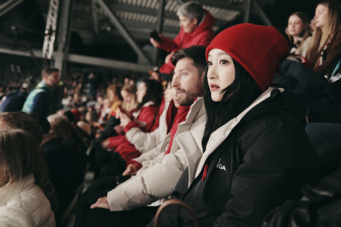 关晓彤冬奥红彤彤红彤彤的关晓彤关晓彤冬奥红彤彤，是看冬奥戴红帽，一身红彤彤的