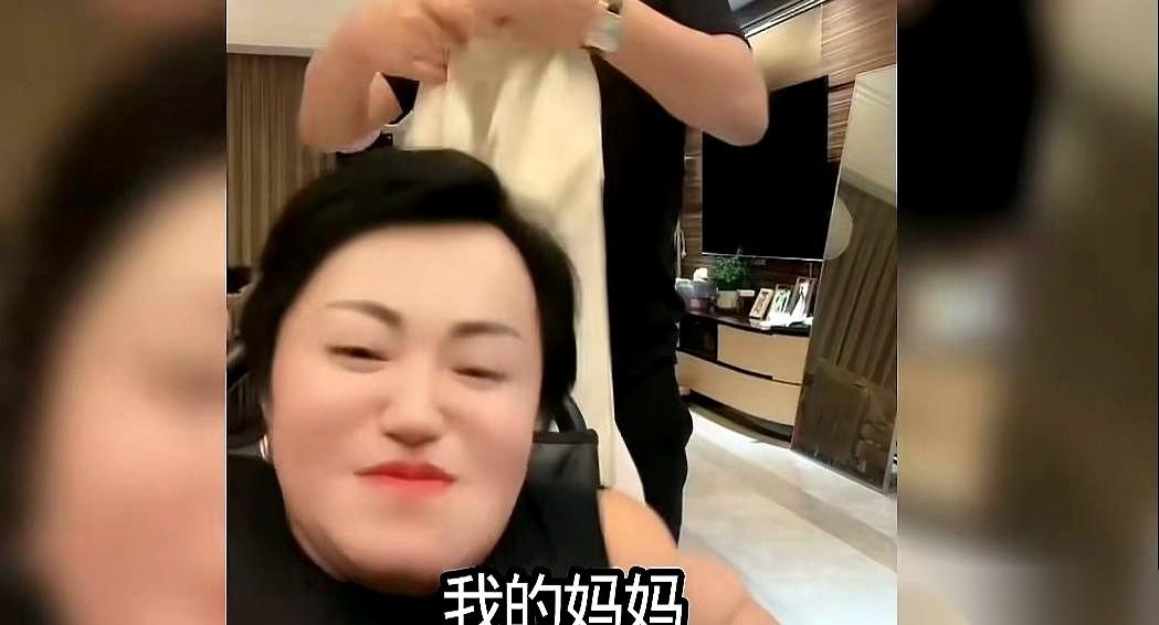 “我爸在外面养小妈,你不照样给他花钱?”这句话,从亲生女儿嘴里,笑着、带着嘲讽