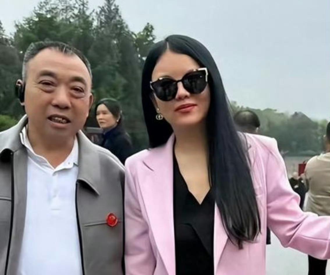 我的天，李湘这是受啥刺激了？印象里还是那个到处吃吃喝喝的富态贵妇，结果一转眼——