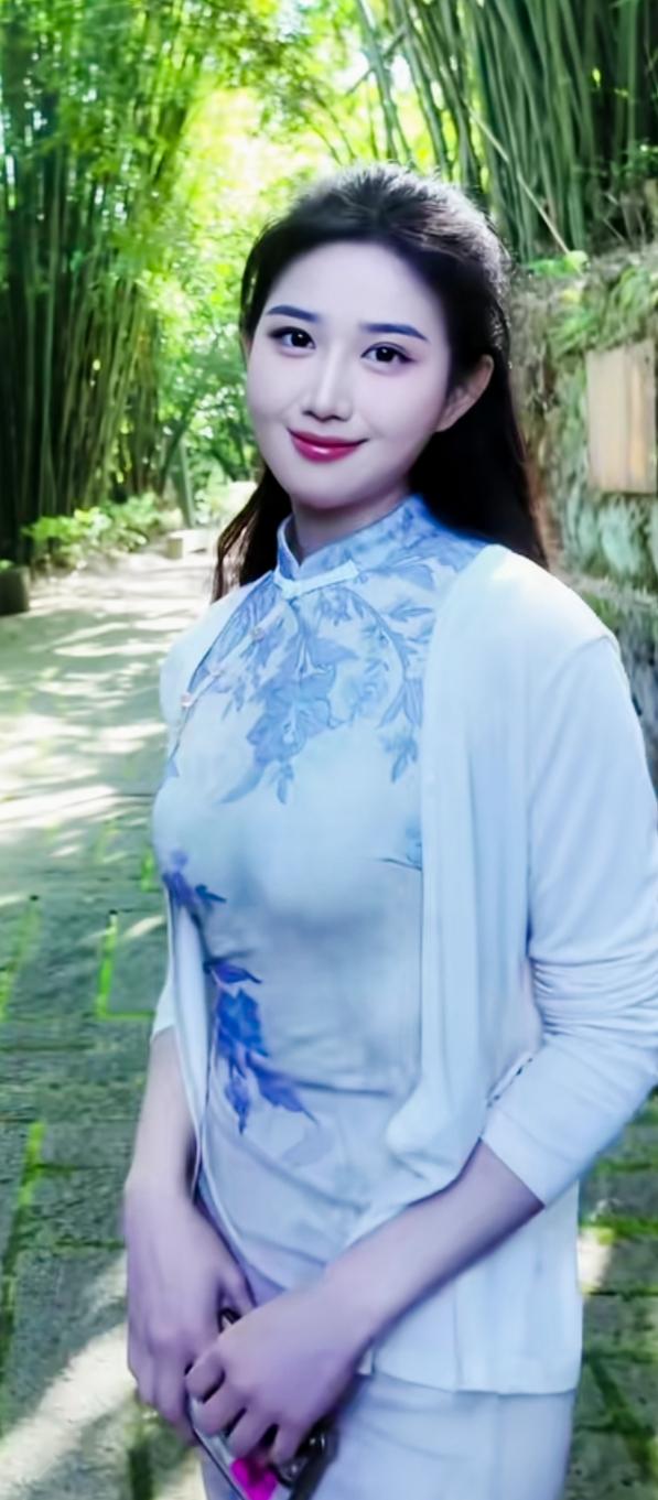 竹林深处，佳人笑语。