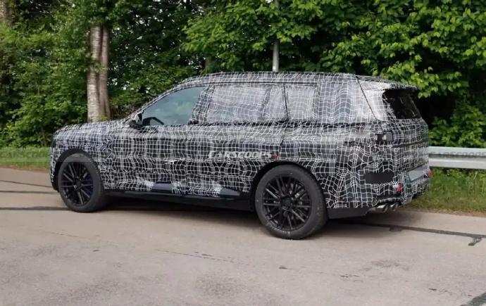 宝马全新一代X7谍照曝光日前，全新宝马X7最新谍照曝光，宝马的工程师正在紧张的