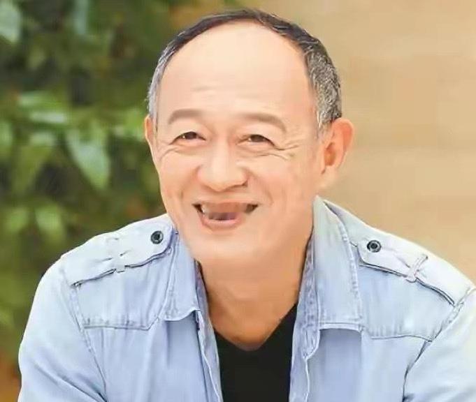 近日，老戏骨金士杰在接受采访时，分享了自己近60岁迎来龙凤胎的经历。金士杰19