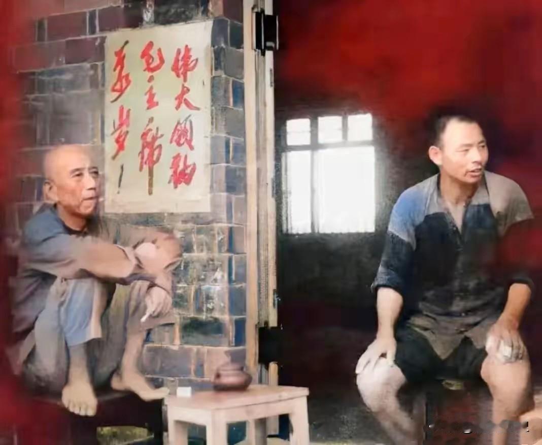 一张颠覆认知的老照片！你敢相信蹲坐在板凳上的老人竟然是开国上将，战场上威名赫