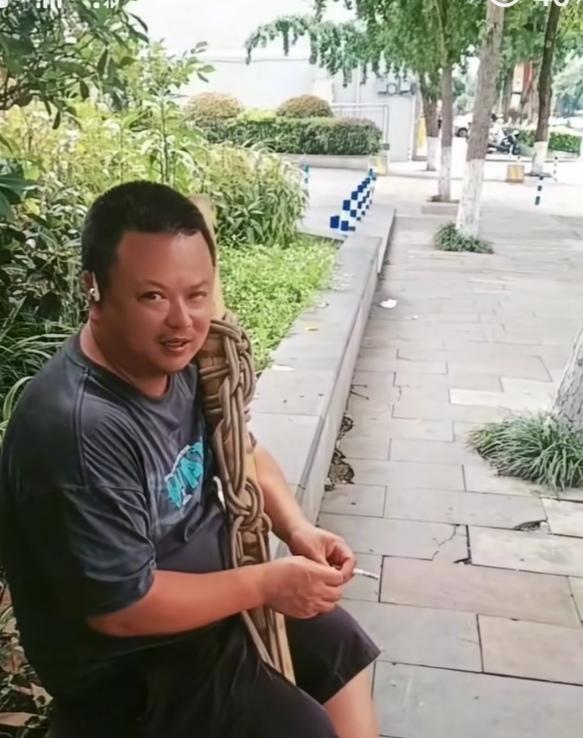 38岁光棍相亲回来，老妈问：你和那个女的聊的怎么样，她是做什么的？光棍答道：