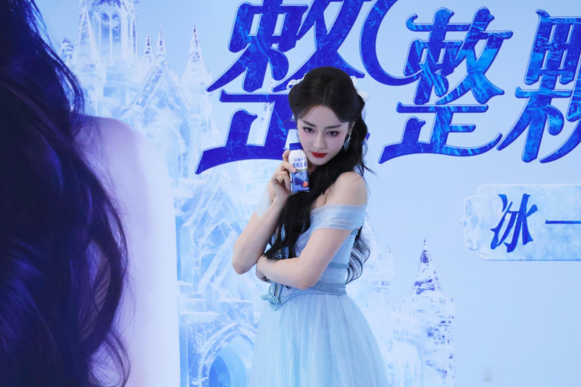 迪丽热巴全程都很不自在全程都在和粉丝开心互动的迪丽热巴，图片是现场生图