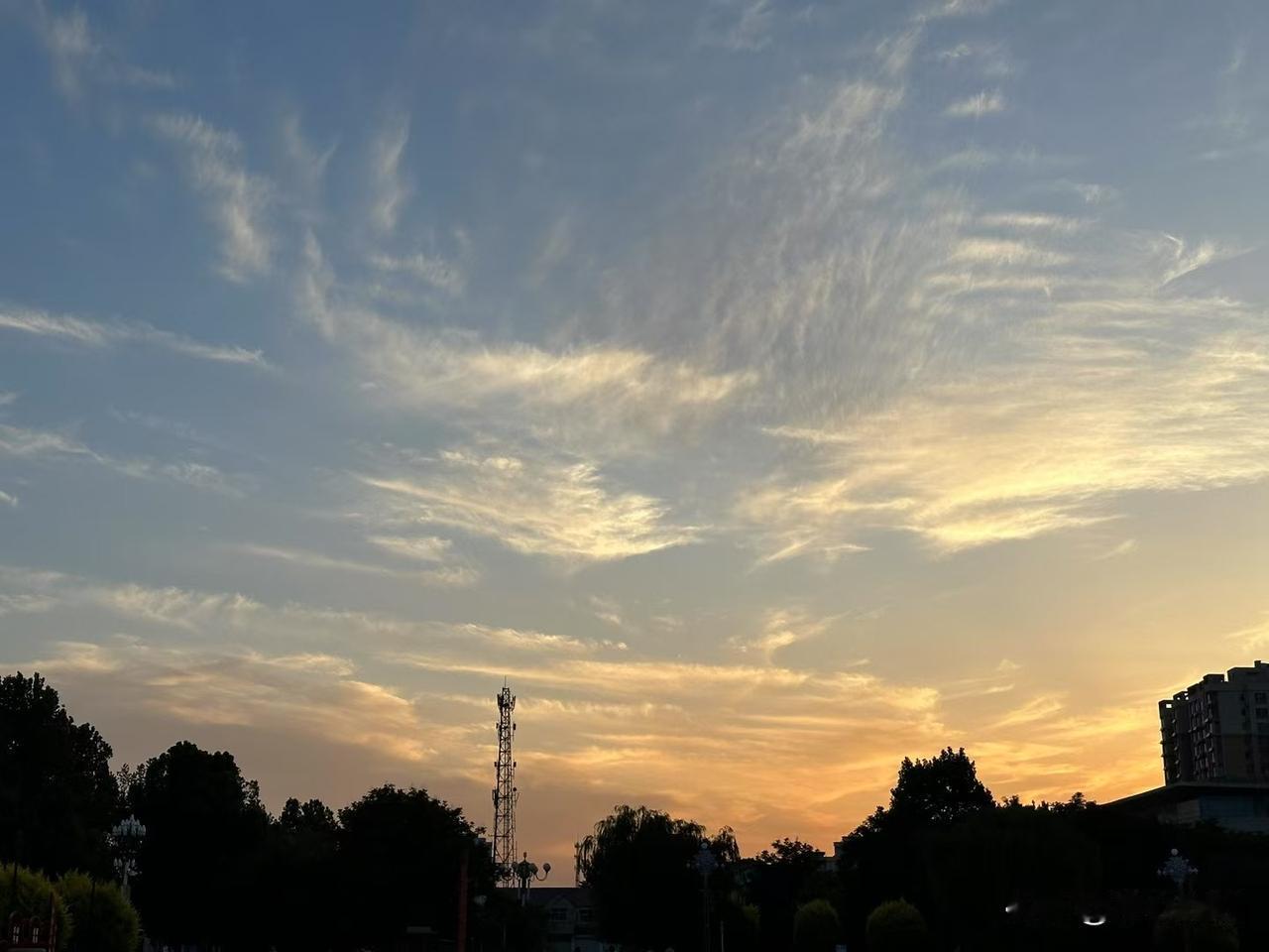 邻居家的那辆沃尔沃，昨天终于卖了。他家儿子去年刚大学毕业，一眼就相中了一款三十