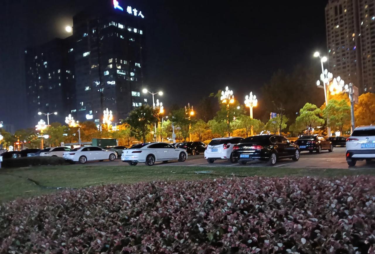这就是我用手机拍的，江西南昌这边的夜景。灯火通明，真的是非常的美丽！#晒图笔