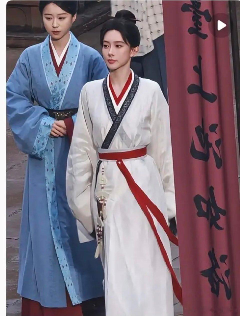 原来从九重紫开始就垫直角肩😰审美真的有点差了至少垫的柔和点吧