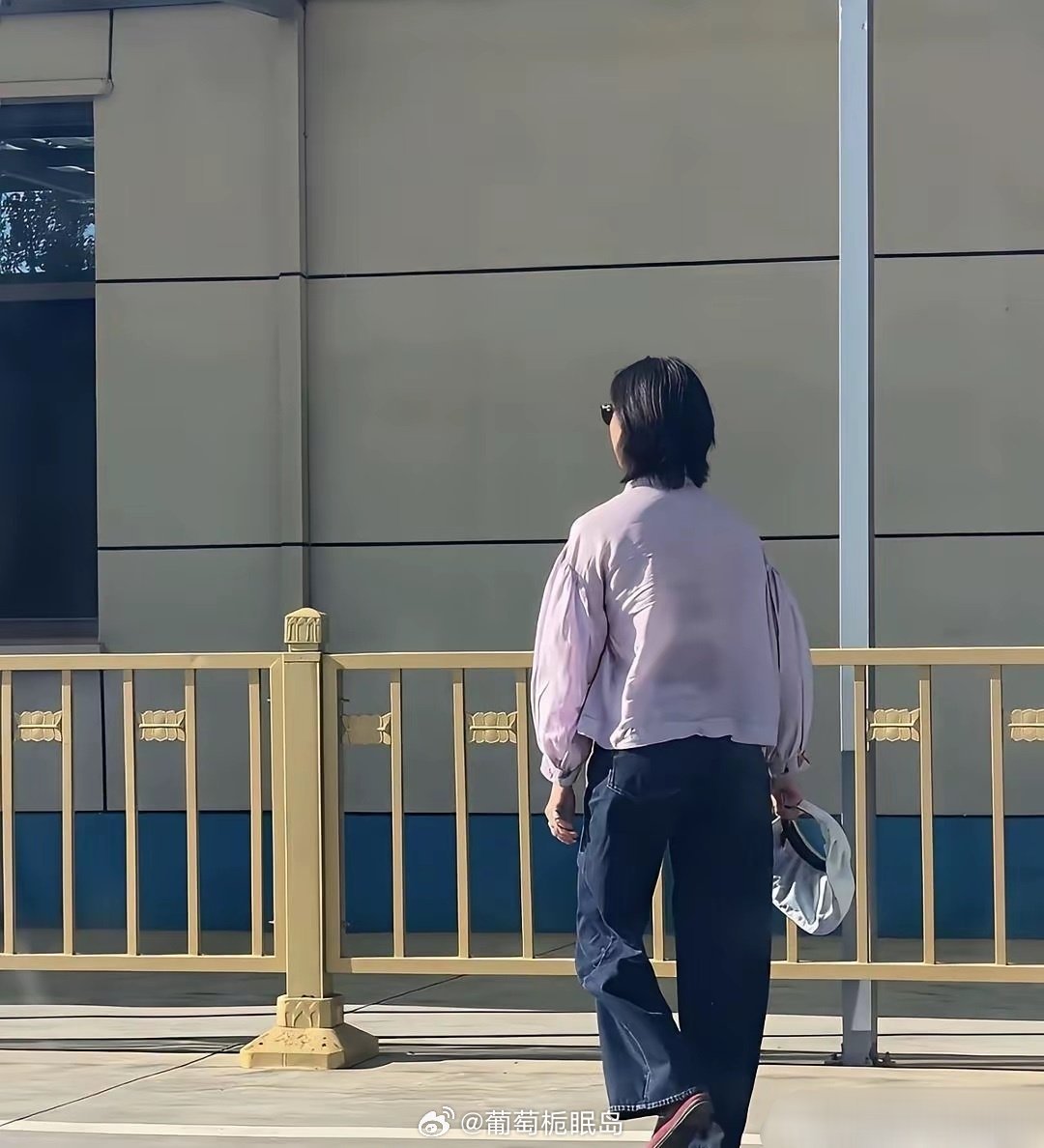 倪妮现身北京驾校，穿着防晒衣练科目二，后背都被汗打湿了，没有包场十分低调​​