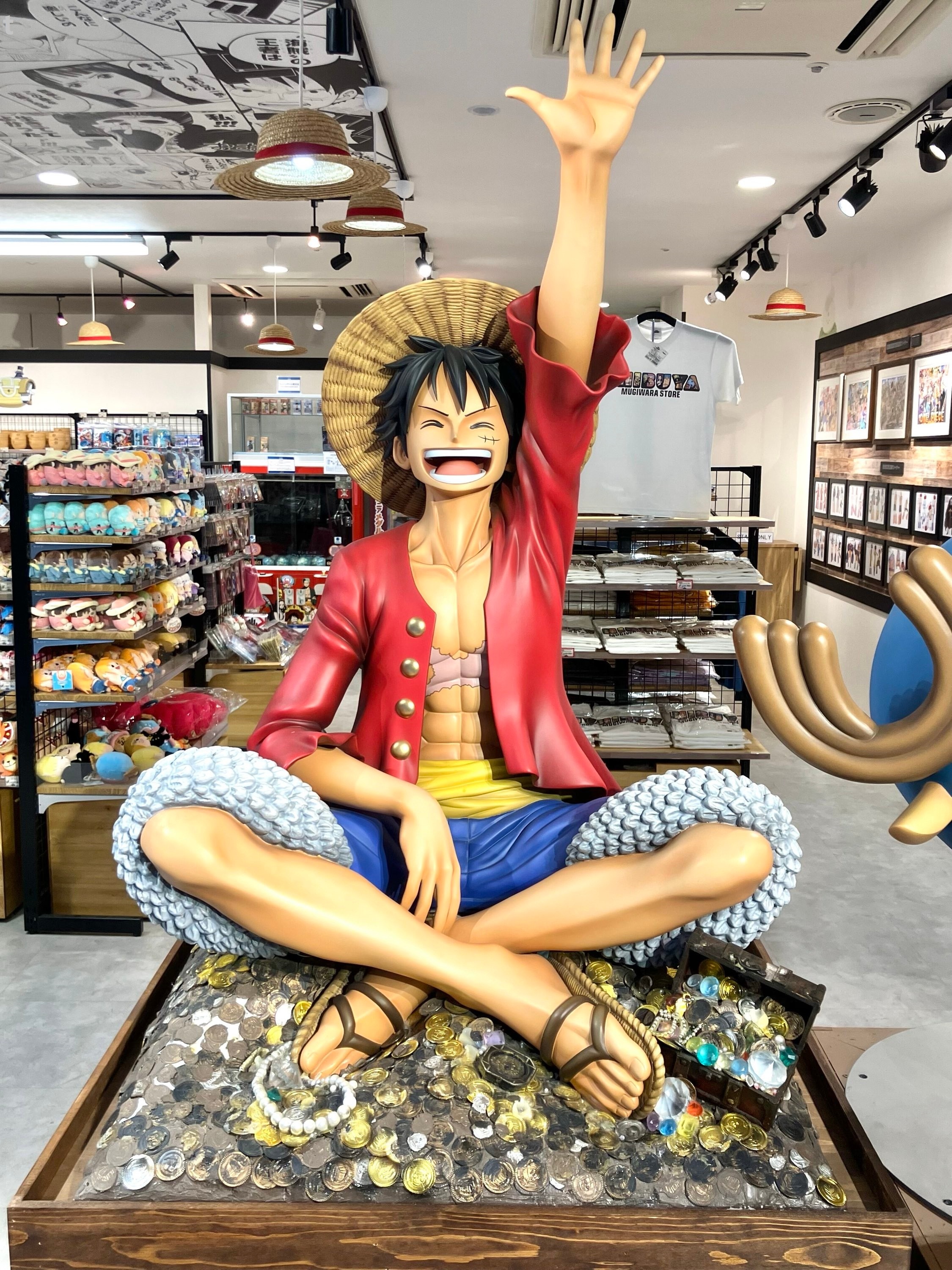 海贼王周边日本草帽商店涩谷本店笑脸迎客的路飞。草帽商店海贼王​​​