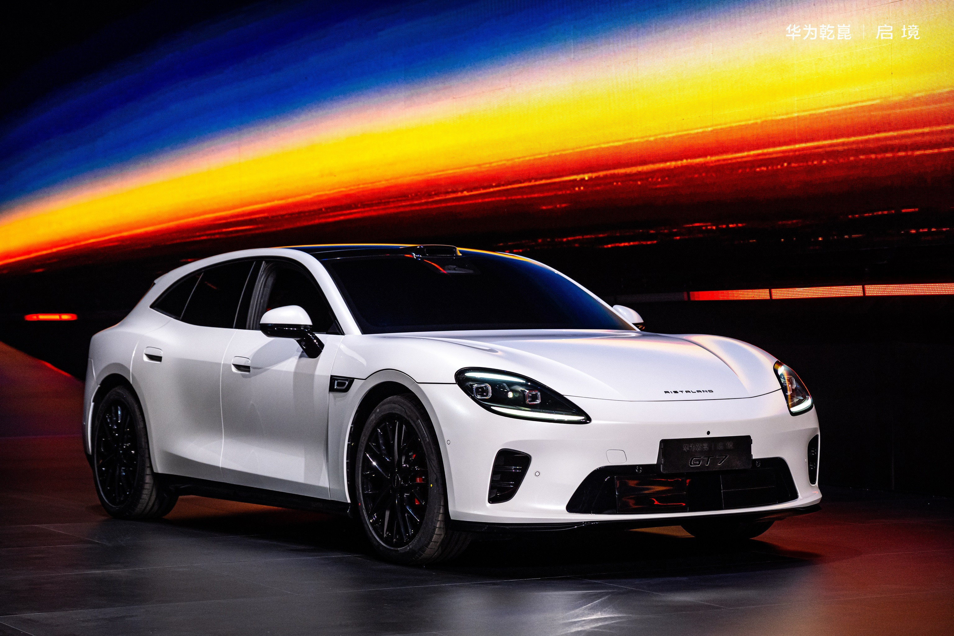 启境双车齐发亮剑新能源下半场启境GT7出色即热爱华为乾崑与广汽集团联合打造的