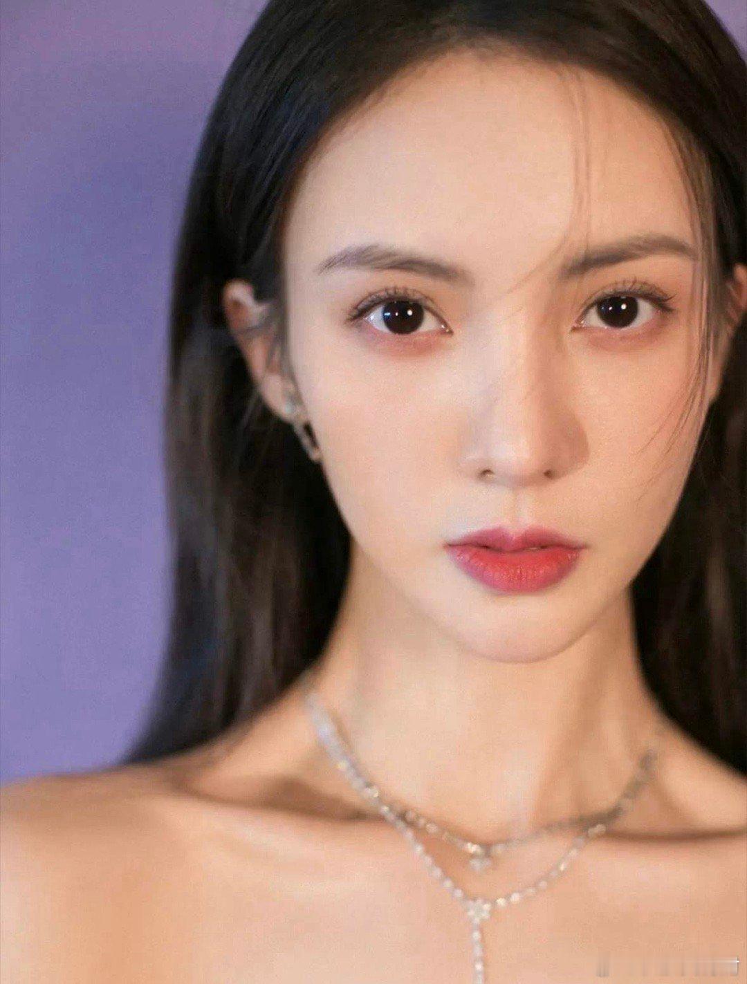 黄景瑜今晚估计睡不着了他实在不理解金晨长红十多年，参加过飙车节目，怎么会犯最低级