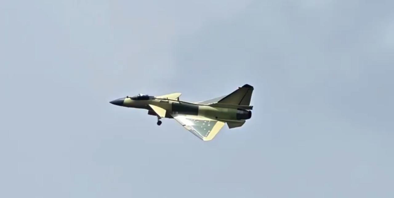 J-10CE真的有新订单了？有网友拍到空中有黄皮状态的J-10CE在进行出厂前的