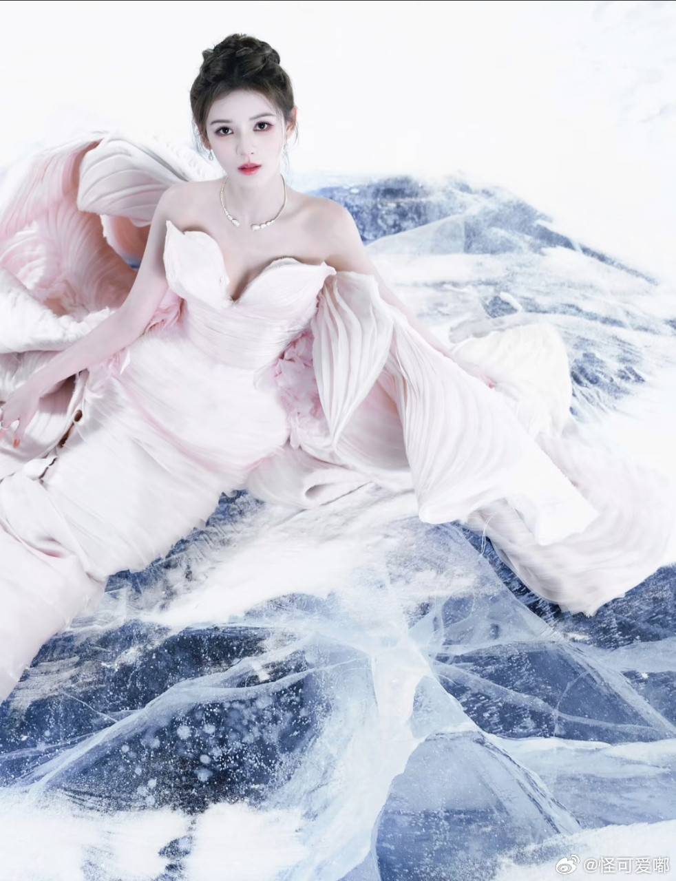 张予曦怼脸神级镜头友友们别错过！张予曦的怼脸镜头简直是神来之笔，风轻轻吹动发丝，