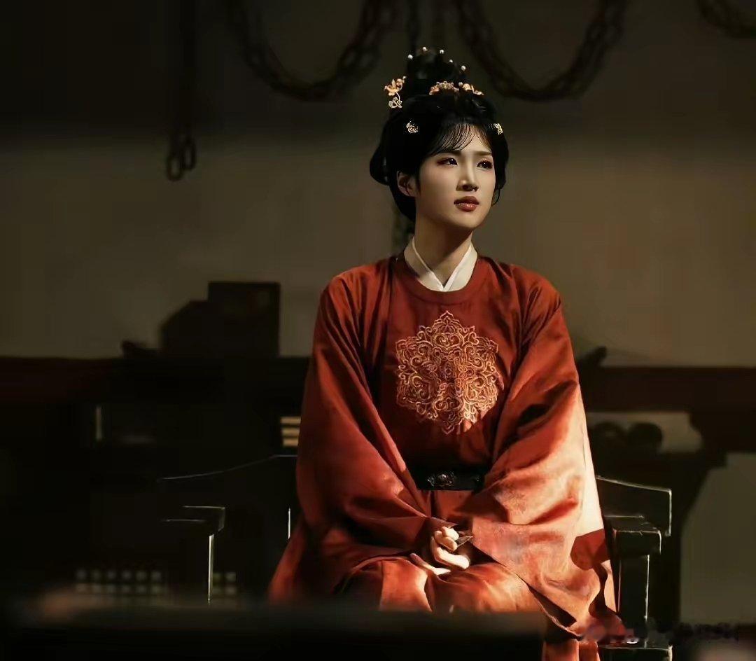 《唐宫奇案》播到现在，遇到了两个比较尴尬的情况。第一，热度上，《成何体统》随着剧