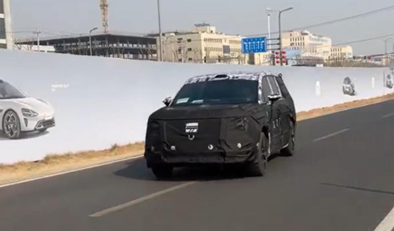 继SU7和YU7后，小米第三款车型的路试谍照正式曝光，新车定位大型SUV，将采用