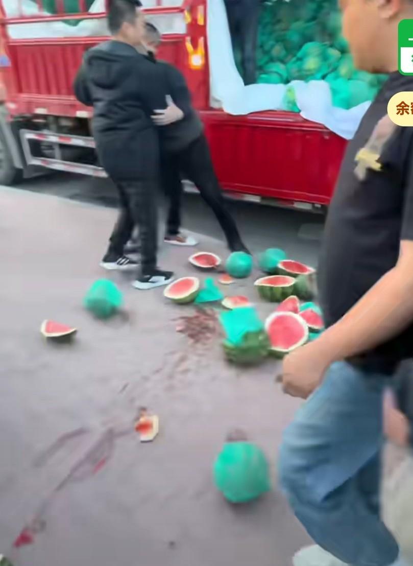 水果店的西瓜品质被供货商蒙骗，于是决定免费送给顾客，却被插队的老人把西瓜摔在地上