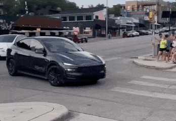 卧槽，这波真的要变天了！特斯拉Robotaxi将取消安全员，2025年11月