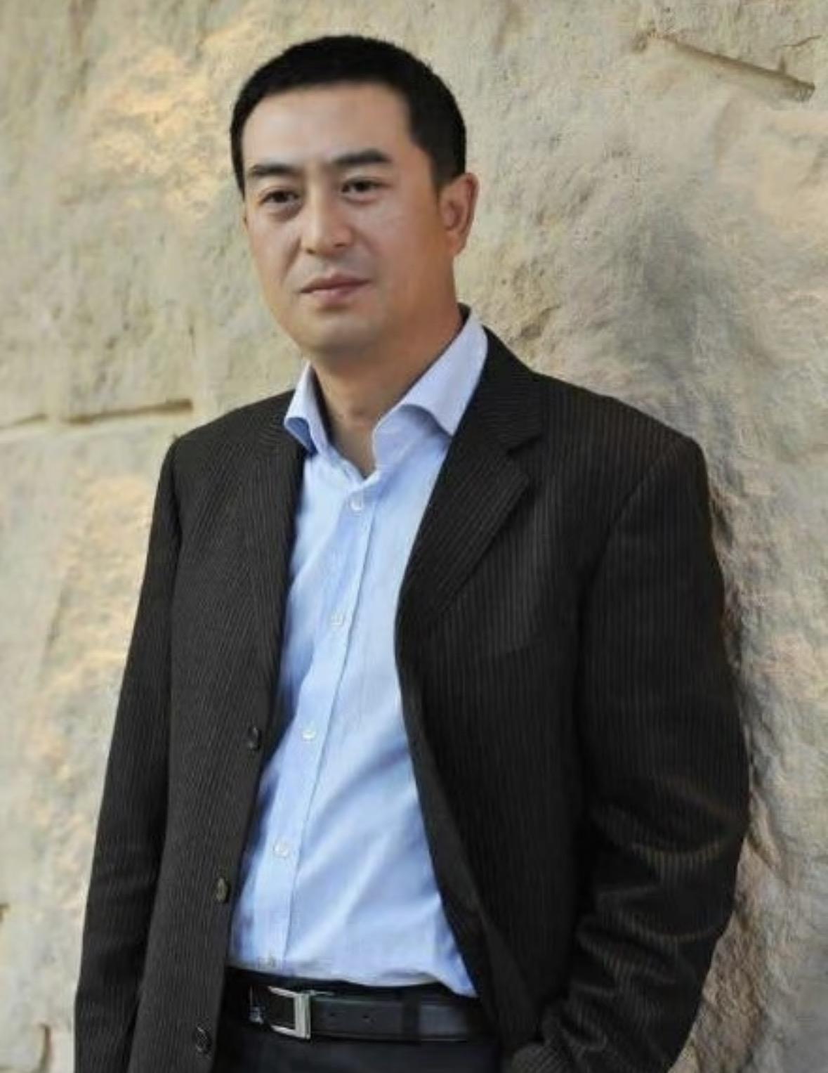 张嘉益终于回到自己爱的西安曲江住下了，没有拍戏，但也没有摆烂。56岁的人了，