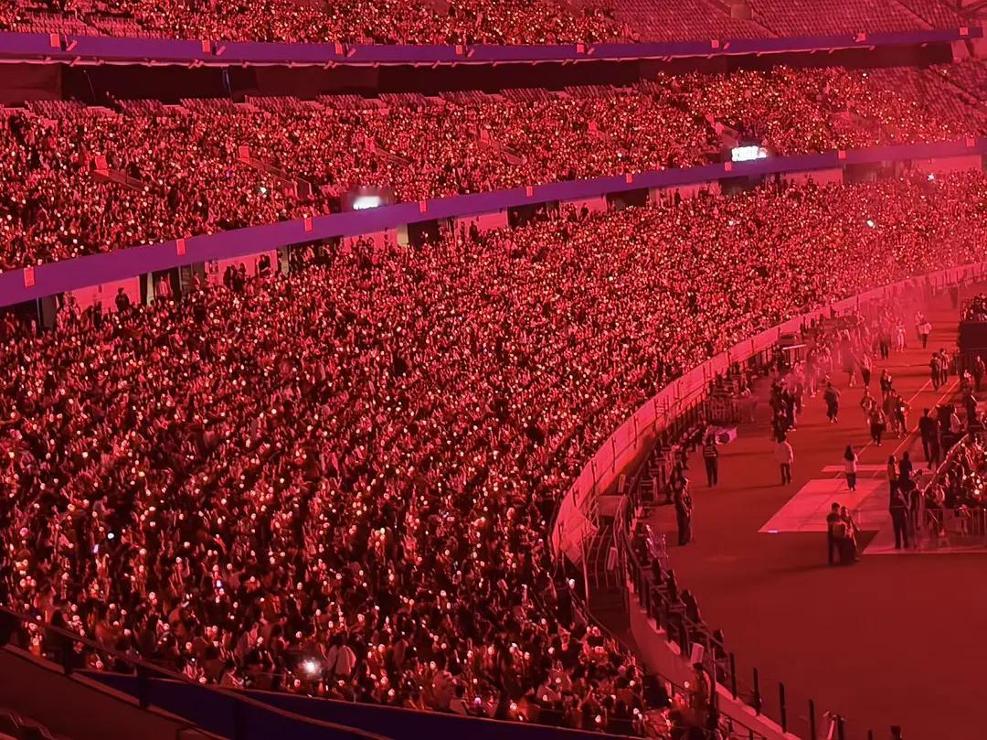 华晨宇哽咽到唱不下去又被华晨宇的演唱会人气和热度震撼到了