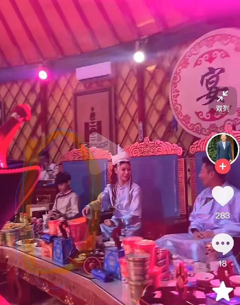 小霖霖穿蒙古服太帅了吧！幸福在此刻真的是具象化了！父母坐中间，俩娃坐两边！马筱梅