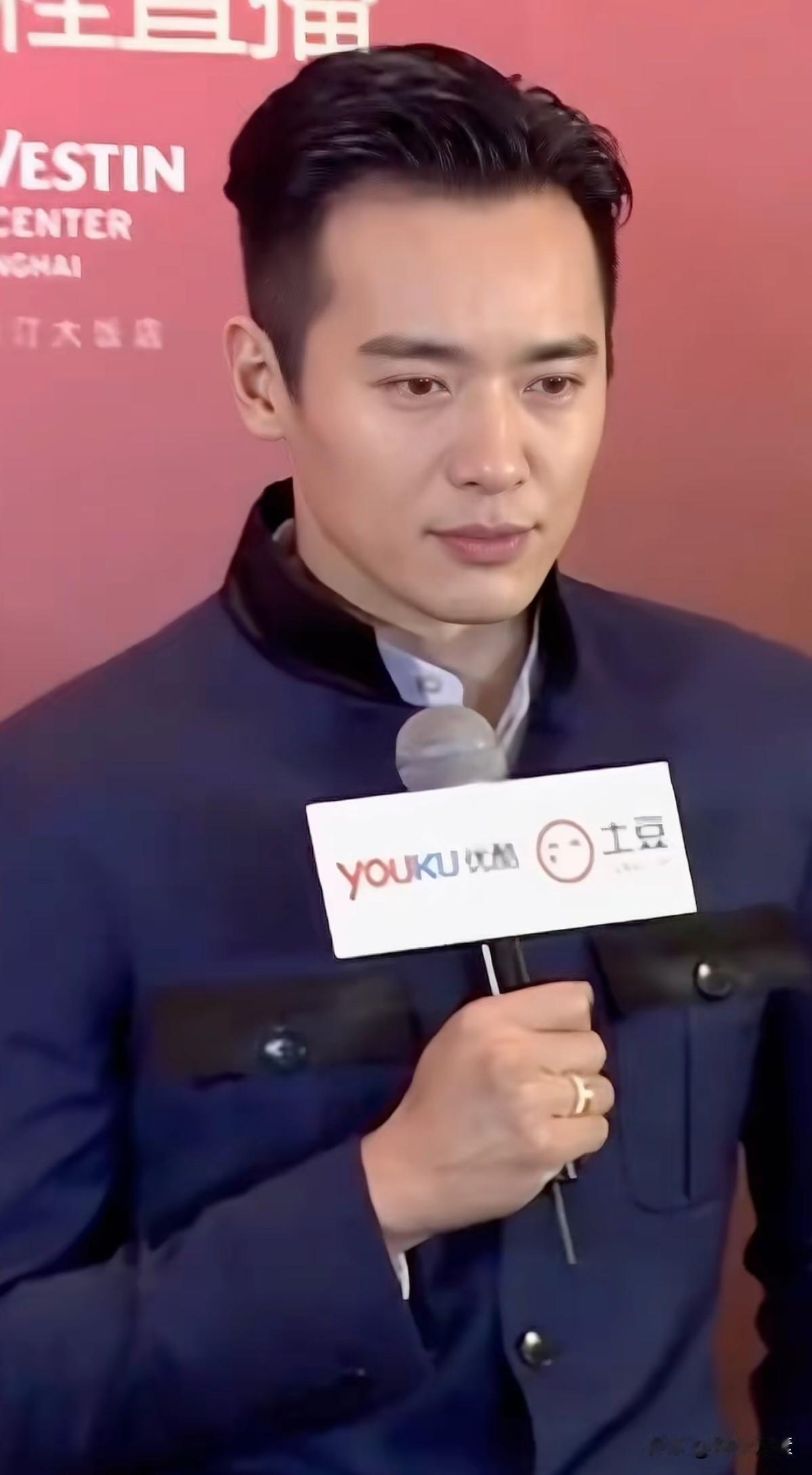 我一个男人都认为，高云翔确实帅气逼人。董璇温柔贤淑也很不错。可惜俩人分开了