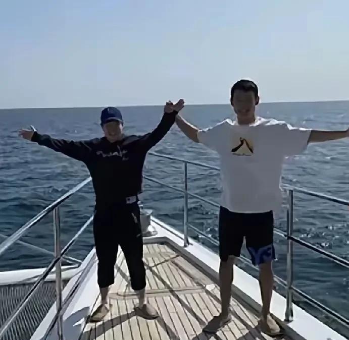 哈哈，刘丁硕放出这张照片后，被群殴了，他终于受不了压力说出了摄影师是谁？看的出