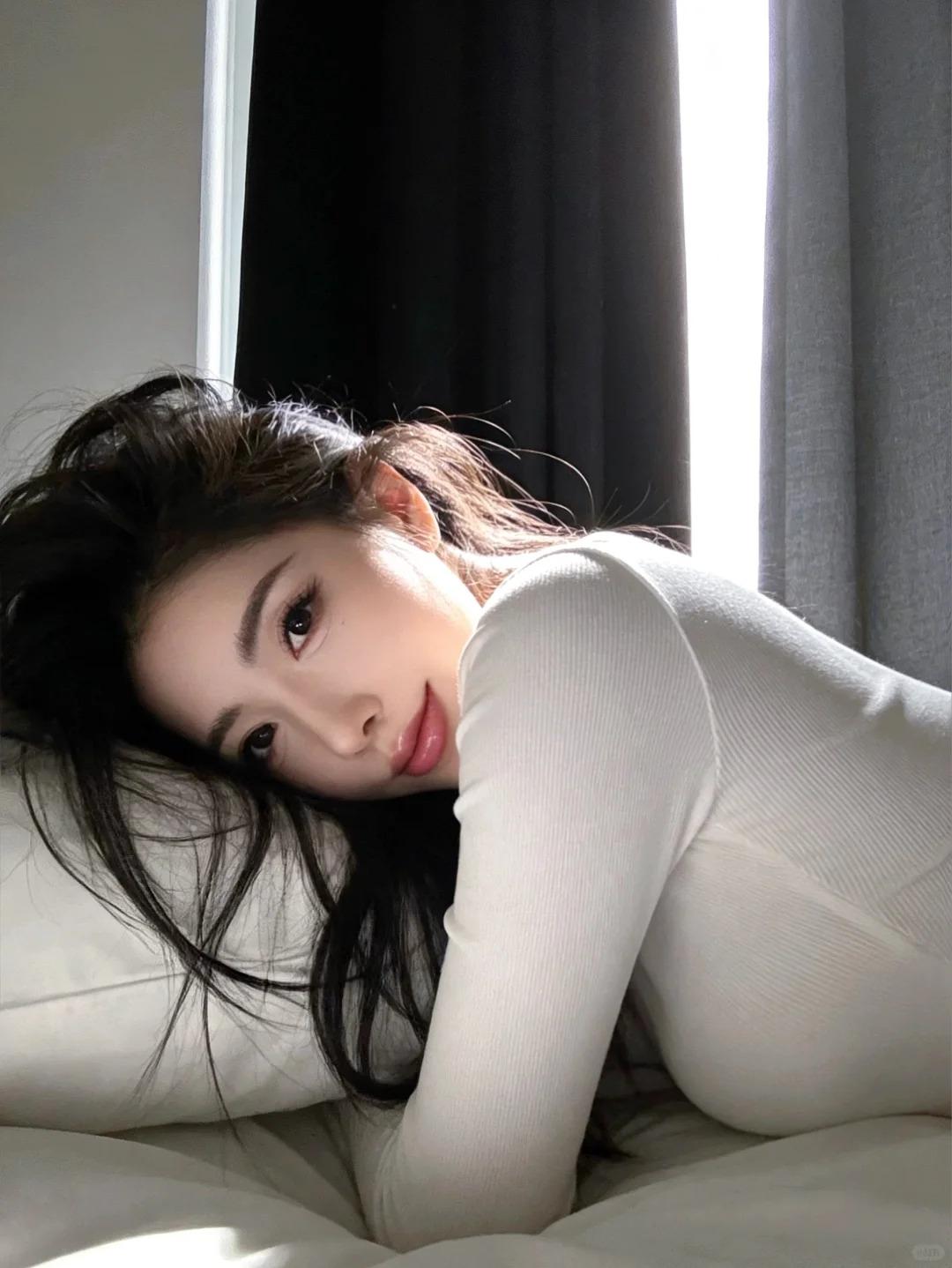 侧脸高级有美感的兼职模特小妹妹，面庞是时光沉淀的原生肌理，不追求刻板的对称精致，