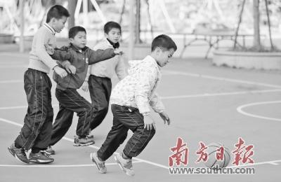 办年货 学剪纸 做运动