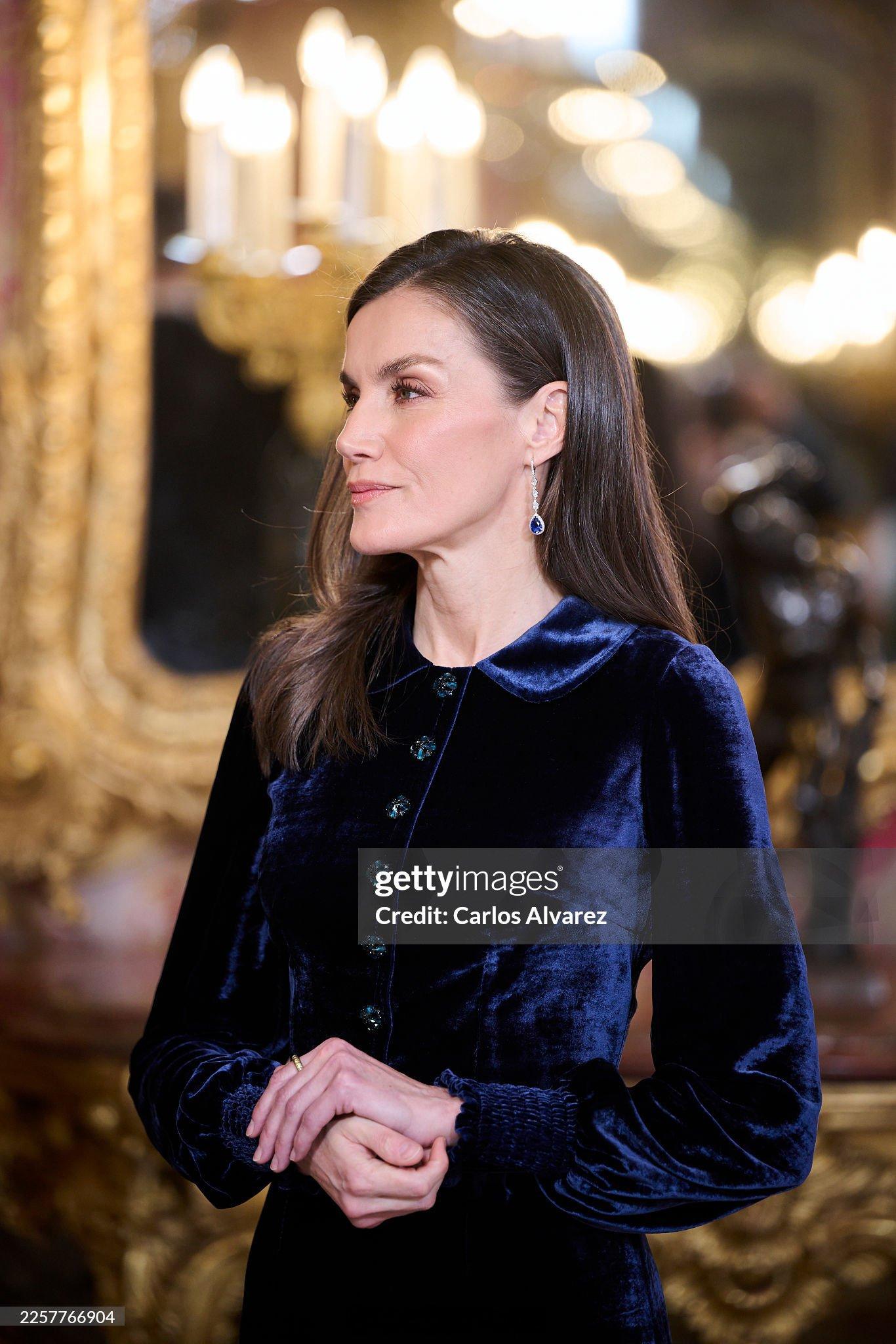 1.23西班牙国王菲利普六世和王后莱蒂齐亚出席外交接待会，小莱礼服来自FELI