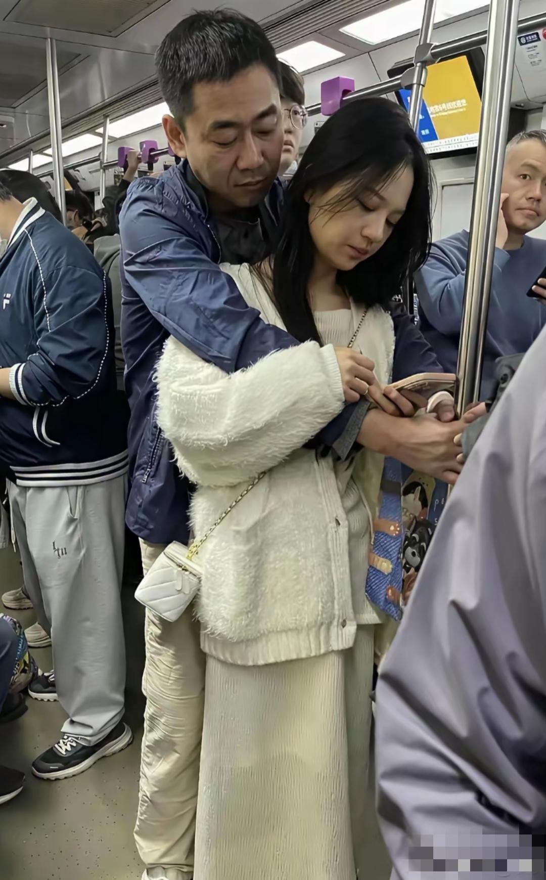 网上看到有人发出这张照片，让大家猜猜是父女还是情侣？肯定不是父女呀，哪有一个