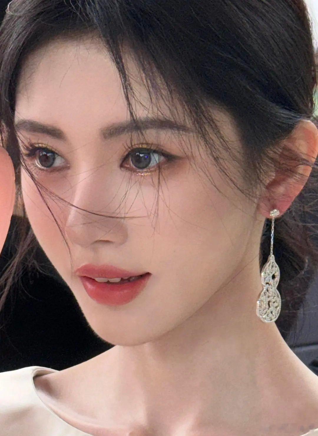 鞠婧祎脸平整度高所以感觉眼妆脏点还将就，8️⃣今天妆太脏了显得皮肤差