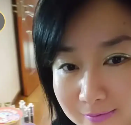 上海惊现缺德女！香奈包配卑鄙操作，鼻涕纸塞辣椒罐，比吐口水还脏，缺德程度碾压往火
